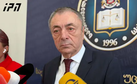 თენგიზ შარმანაშვილი პარტიების აკრძალვის შესახებ სარჩელის განხილვაზე - რასაც უყურებთ, არის დროის გაწელვის ტაქტიკა - აგერ მასალა, აგერ სასამართლო, გაქვს იმის საშუალება, რომ გააბათილო და გააბათილე, კი ბატონო