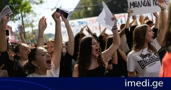 საბერძნეთში განათლების დაფინანსებისა და ხელფასების გაზრდის მოთხოვნით ათასობით სტუდენტმა და მასწავლებელმა აქცია გამართა