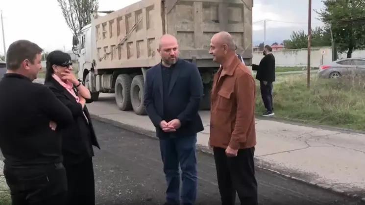 გორის მუნიციპალიტეტში, სოფელ ძევერაში, გზის სარეაბილიტაციო სამუშაოები მიმდინარეობს