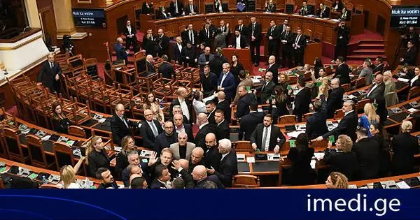 ალბანეთის პარლამენტში სტუდენტური პროტესტების ფონზე მმართველი პარტიისა და ოპოზიციის დეპუტატებს შორის ჩხუბი მოხდა