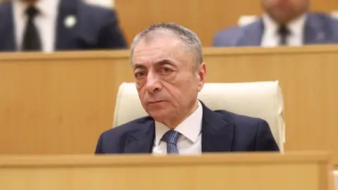 თენგიზ შარმანაშვილი: სააკაშვილი იმას კი არ ამტკიცებს, მე მაქვს ის ძალა, რომ ჩემ გარშემო გაერთიანდეთ, ჩვენი პატრონები რომ გეუბნებიან, იმათ დაუჯერეთო. ეს იმის ლუსტრაციაა, რომ აბსოლუტურად დამოკიდებულები არიან სახელმწიფოს გარეთ მიღებულ გადაწყვეტილებებზე