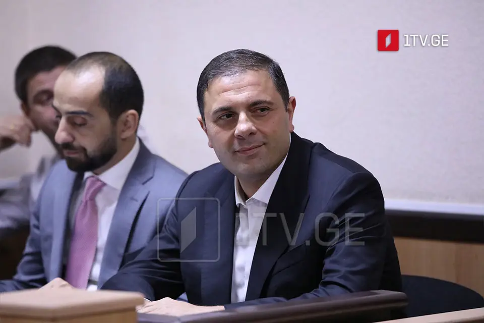სასამართლომ რომეო მიქაუტაძესთან საპროცესო შეთანხმება დაამტკიცა, რომლის საფუძველზეც, მას სამი წლით თავისუფლების აღკვეთა და ორი წელი პირობითი მსჯავრი განესაზღვრა