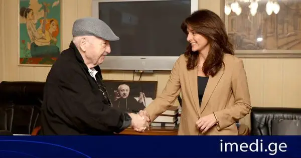 კულტურის მინისტრი მაია ბითაძე რუსთაველის ეროვნულ თეატრში თეატრის ხელმძღვანელს, რობერტ სტურუას, შეხვდა