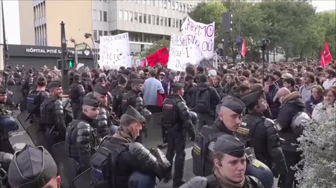 საფრანგეთის ხელისუფლება დაგეგმილი საპროტესტო აქციების წინ უსაფრთხოების ზომებს ამკაცრებს - მაკრონის გადაწყვეტილებით, შაბათს ქვეყნის მასშტაბით დემონსტრაციები შეიზღუდება