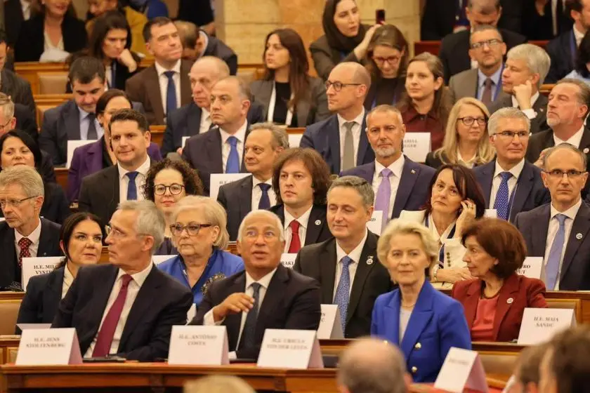 საქართველოს პრემიერ-მინისტრი ირაკლი კობახიძე, უნგრეთის პრემიერ-მინისტრ პიტერ მადიარის მიწვევით, ბუდაპეშტში უნგრეთის რევოლუციის 70 წლის საიუბილეო ღონისძიებებს დაესწრო
