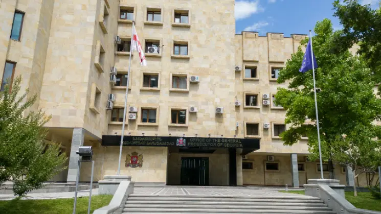 პროკურატურამ დიდი ოდენობით თანხის თაღლითურად დაუფლების, ყალბი ოფიციალური დოკუმენტის დამზადებისა და გამოყენების ფაქტებზე ერთ პირს ბრალდება წარუდგინა