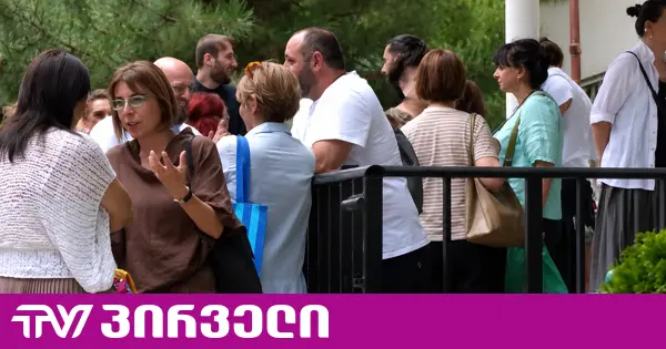თბილისის 21-ე საჯარო სკოლაში პროტესტია - მშობლები და პედაგოგები სკოლის შენობის დანგრევის გადაწყვეტილებას აპროტესტებენ