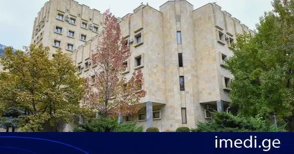 პროკურატურამ დიდი ოდენობით თანხის თაღლითურად დაუფლების, ყალბი ოფიციალური დოკუმენტის დამზადებისა და გამოყენების ფაქტებზე ერთ პირს ბრალდება წარუდგინა