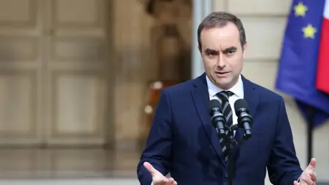 საფრანგეთის პრემიერ-მინისტრი: საფრთხის დონე კვლავ მაღალი რჩება, რეალობა მარტივია: მომხდარზე პასუხისმგებლობა მას ეკისრება, ვინც ცეცხლს აჩენს