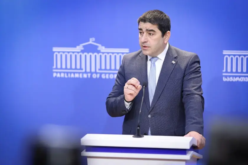 შალვა პაპუაშვილი უკრაინაში ომთან დაკავშირებით გერმანიის მმართველი პარტიის წარმომადგენლის განცხადებაზე: უკრაინას უყურებენ, როგორც თავის თავდაცვის ხაზს. ეს აჩვენებს თუ რა ცივსისხლიანია საერთაშორისო პოლიტიკა. ყველამ უნდა გაიაზროს თუ რა ბედი ელოდა საქართველოს. საქართველო უნდა ყოფილიყო მეორე ფრონტი. რა თქმა უნდა, ტაშს დაგვიკრავდნენ და წითელ ხალიჩებს დაგვიგებდნენ, მაგრამ წითელ ხალიჩაზე გამვლელიც აღარ დარჩებოდა ამ ქვეყანაში ეს სცენარი, რომ განხორციელებულიყო