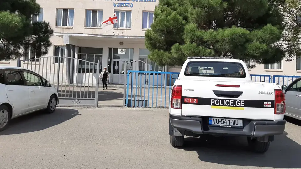 თბილისში ორი მოზარდი დააკავეს სკოლაში მოსწავლეებზე თავდასხმის მომზადების ბრალდებით