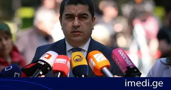 შალვა პაპუაშვილი: 2024 წლის არჩევნებზე სიის პირველი ნომერი იყო ბიძინა ივანიშვილი. ასე რომ, მას მანდატიც აქვს და როგორც „ქართული ოცნების" საპატიო თავმჯდომარეს, მას პარტიული ფუნქციაც აქვს
