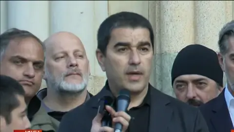 "მთელი ყურადღება მოპყრობილია განსაკუთრებულ დღეზე, როცა 1300 ადამიანი გაქრისტიანდა, მინდა განსაკუთრებით მოგილოცოთ მათ, ვინც ზრდასრულები ხართ, ვინც დღეს გახდით ეკლესიის წევრები" - შალვა პაპუაშვილი აჭარაში იმყოფება