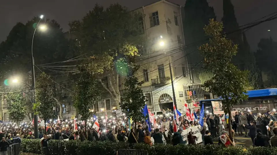 თბილისში ოპოზიციური პარტიების ორგანიზებით აქცია იმართება სლოგანით "საქართველო იმსახურებს უკეთესს"