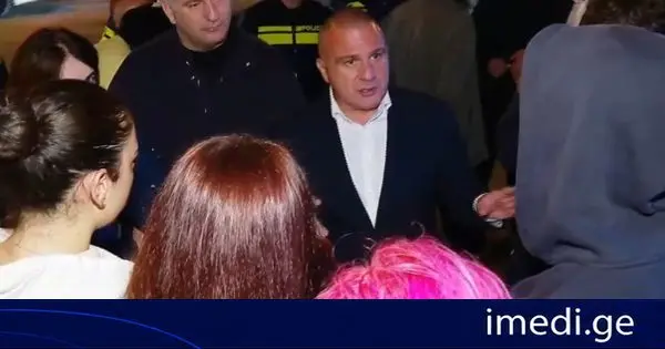 მე-10 სკოლის მოსწავლეებმა და მშობლებმა სკოლის წინ აქცია გამართეს - მათ რეგიონული განვითარებისა და ინფრასტრუქტურის მინისტრი შეხვდა
