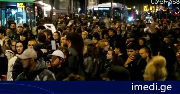 პარიზში ახალგაზრდები რასიზმის საწინააღმდეგო ლოზუნგებით გამოვიდნენ და ქალაქ ტრაპში რასისტულ ნიადაგზე მომხდარი თავდასხმა გააპროტესტეს