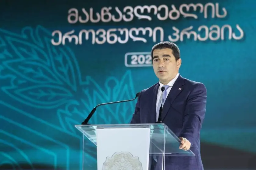 შალვა პაპუაშვილი: „ჩვენ შეგვიძლია, ავაშენოთ თანამედროვე სკოლები, შევქმნათ ახალი პროგრამები, გამოვიყენოთ საუკეთესო ტექნოლოგიები, მაგრამ საბოლოოდ განათლების ხარისხს განსაზღვრავს ის ადამიანი, რომელიც კლასში შედის. ამ თვალსაზრისით მასწავლებლის პროფესია სახელმწიფოს მშენებლობის ერთ-ერთი ყველაზე უშუალო ფორმაა“