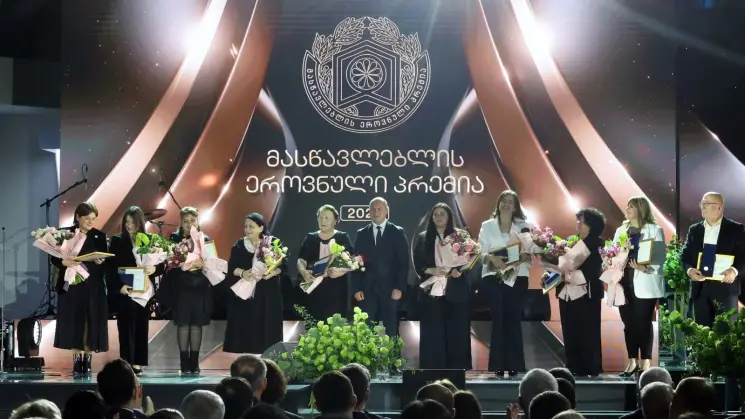 მასწავლებლის ეროვნული პრემიის 2026 წლის ათი გამარჯვებული პედაგოგი გივი მიქანაძემ დააჯილდოვა