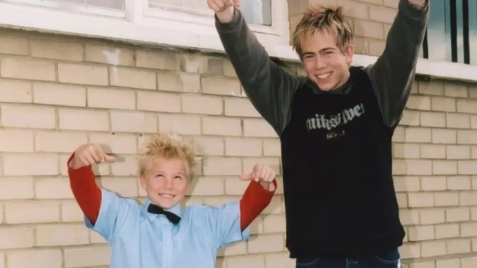 ჯგუფ Busted-ის ვარსკვლავის, ჯეიმს ბორნის უმცროსმა ძმამ, კრისმა, პოპვარსკვლავისთვის თირკმლის გადანერგვის შემდეგ ჯანმრთელობის მდგომარეობის შესახებ განახლებული ინფორმაცია გაავრცელა