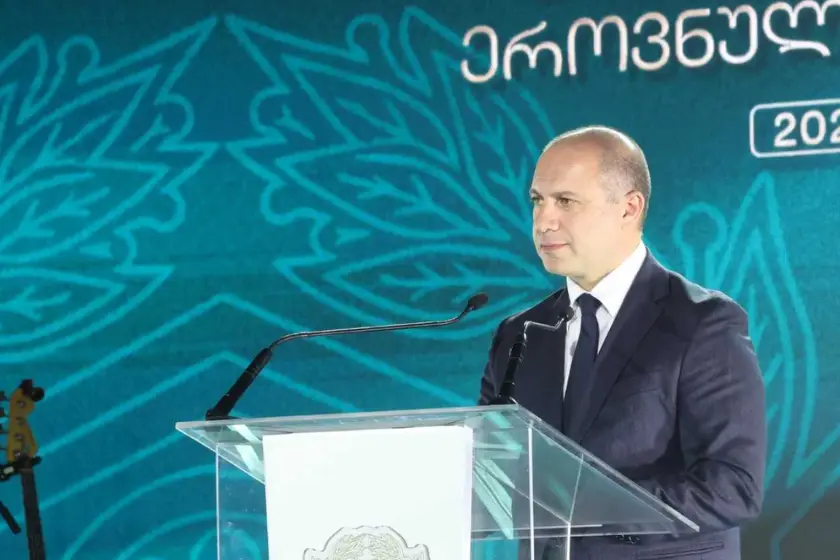 გივი მიქანაძე: „მასწავლებლობა მხოლოდ პროფესია არ არის, ეს არის მისია, უდიდესი პასუხისმგებლობა და ეროვნული მნიშვნელობის საქმე – მივმართავ პედაგოგებს, ჩვენ გვესმის თქვენი შრომის ფასი, ვიცით, რა გამოწვევების წინაშე დგახართ და გვჯერა, რომ განათლების სისტემის განვითარება მასწავლებლის მხარდაჭერის გარეშე შეუძლებელია“