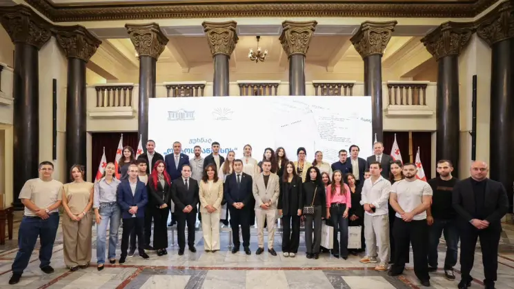 საქართველოს პარლამენტის შოთა რუსთაველის სახელობის დარბაზში 1975-1976 წლების დისიდენტურ ჟურნალ "ოქროს საწმისის" სრული კომპლექტის წარდგენა გაიმართა