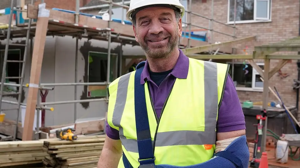 DIY SOS-ის მაყურებლები BBC-ის ხელმძღვანელობას ბიუჯეტის შემცირების გამო შოუს დახურვის გადაწყვეტილების „გადახედვას“ სთხოვენ – ფანები ამბობენ, რომ გადაცემა მათ „კაცობრიობაში არსებულ სიკეთეს“ ახსენებს