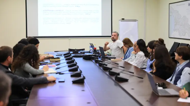 ქობულეთის შემოვლითი გზის ოთხზოლიან მაგისტრალად მოდერნიზაციის პროექტთან დაკავშირებით საკონსულტაციო შეხვედრა გაიმართა