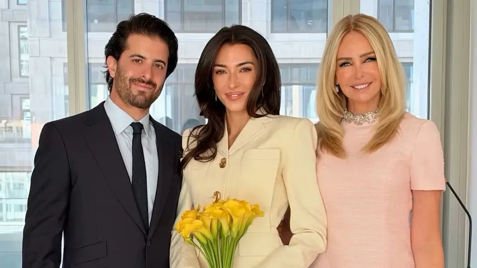 „Real Housewives of London“-ის ვარსკვლავი ამანდა კრონინი ნიუ-იორკში ქალიშვილის ქორწილში ვარდისფერი მინი-კაბით „ბელგრავიის ყველაზე გრძელი ფეხების“ დემონსტრირებას ახდენს