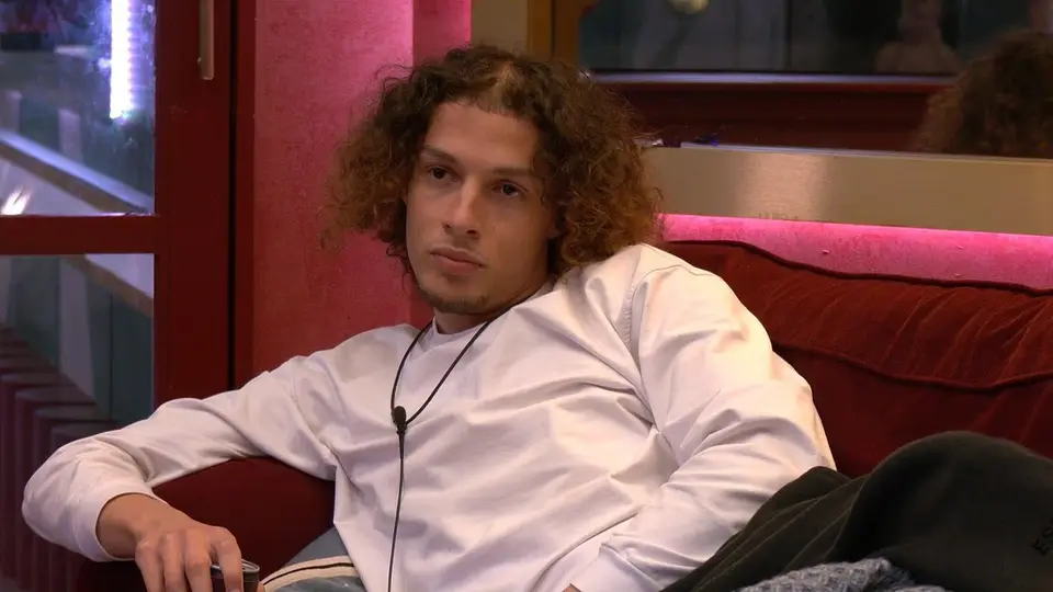 „Big Brother“-ის მონაწილე ომარი შოუს ისტორიაში ყველაზე მეტი საჩივრის ადრესატი გახდა – მაყურებლები მას რიანას მიმართ „მაკონტროლებელ და იძულებით ქცევაში“ ადანაშაულებენ