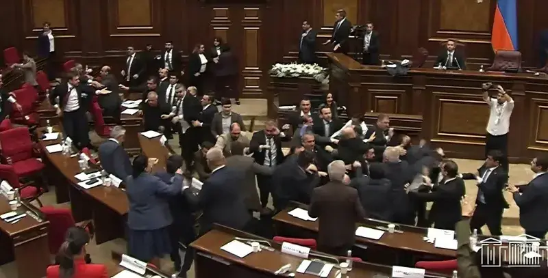 სომხეთის პარლამენტში დეპუტატები ერთმანეთს ფიზიკურად დაუპირისპირდნენ