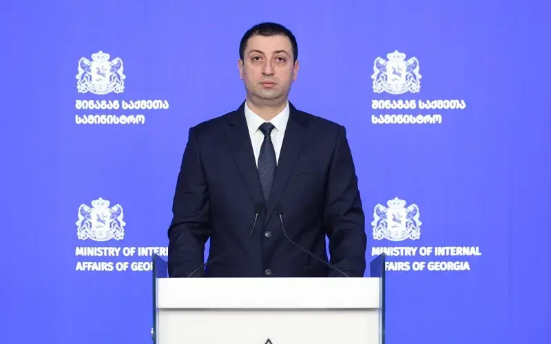 შსს-მ დააკავა ჯგუფის 7 წევრი, რომლებიც ქალების სახელით სოციალურ ქსელში ყალბ პროფილებს ქმნიდნენ, მამაკაცებს უკავშირდებოდნენ, შეხვედრაზე მისულებს კი თავს ესხმოდნენ და მათ კუთვნილ ფულსა და პირად ნივთებს ეუფლებოდნენ