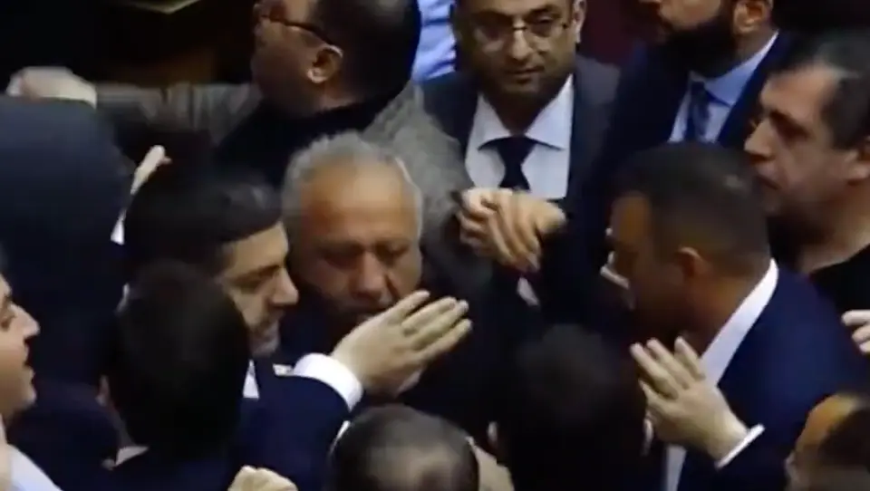 სომხეთის პარლამენტში დეპუტატებს შორის ჩხუბი მოხდა