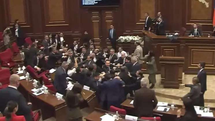 სომხეთის პარლამენტში დეპუტატები ერთმანეთს ფიზიკურად დაუპირისპირდნენ