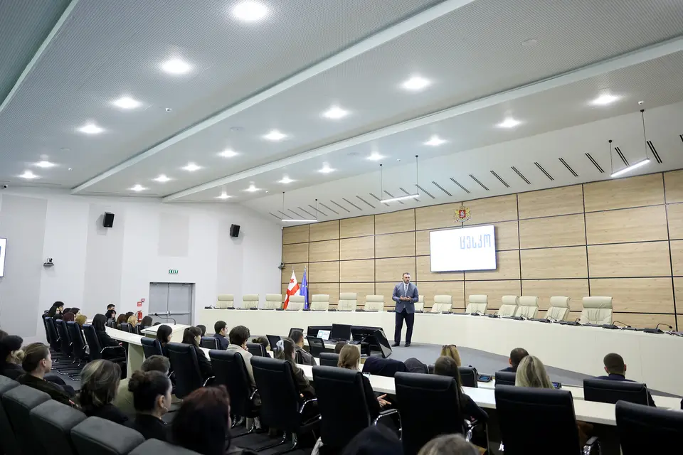 შეხვედრა სტუდენტური პარლამენტის და მთავრობის წარმომადგენლებთან