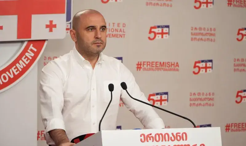 ლევან ხაბეიშვილი - ელენე ხოშტარია რომ თავისუფლებაზე იყოს, ბევრისგან განსხვავებით, ბათუმში იქნებოდა რუპორით ხელში და კომფორტი არ ექნებოდა ქოცებს „სასამართლოს“ გარეთ, მარტო ააწრიალებდა იქაურობას! ამიტომაცაა მძევალი