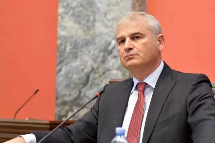 ირაკლი ქადაგიშვილი: „ალდეს“ რომ წარვუდგინოთ იმ ქმედებათა სია, რასაც „ნაცმოძრაობას“ ვედავებით – ისე, რომ ქვეყანა და პარტიები მითითებული არ იყოს – იტყვიან: „ეს დემოკრატიის ძირის გამოთხრა და სამართლებრივი სახელმწიფოს წინააღმდეგ მიმართული პოლიტიკური ტერორიაო“. თუმცა, როგორც კი გაიგებენ, რომ მათ კლიენტურაზეა საუბარი, მაშინვე აზრს შეიცვლიან“