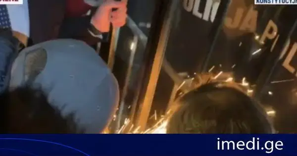 პოლონეთში მომიტინგეები საკონსტიტუციო სასამართლოს ჭიშკრის დაზიანებას ცდილობენ