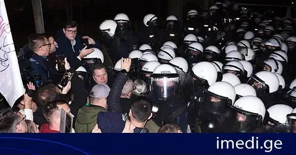 AP: პოლონეთში საკონსტიტუციო სასამართლოს შენობასთან გამართული აქცია დაკავებებით დასრულდა