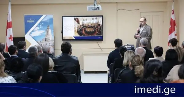 თბილისის საკრებულოს მაჟორიტარმა წევრმა შალვა მაისურაძემ მოსახლეობას ერთი წლის საქმიანობის ანგარიში წარუდგინა