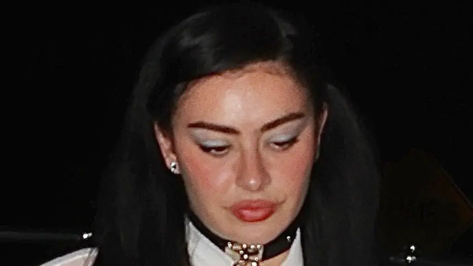 Charli XCX კენდალ ჯენერის ჰელოუინის წვეულებაზე ფილმ Secretary-ის პერსონაჟის კოსტიუმით მივიდა