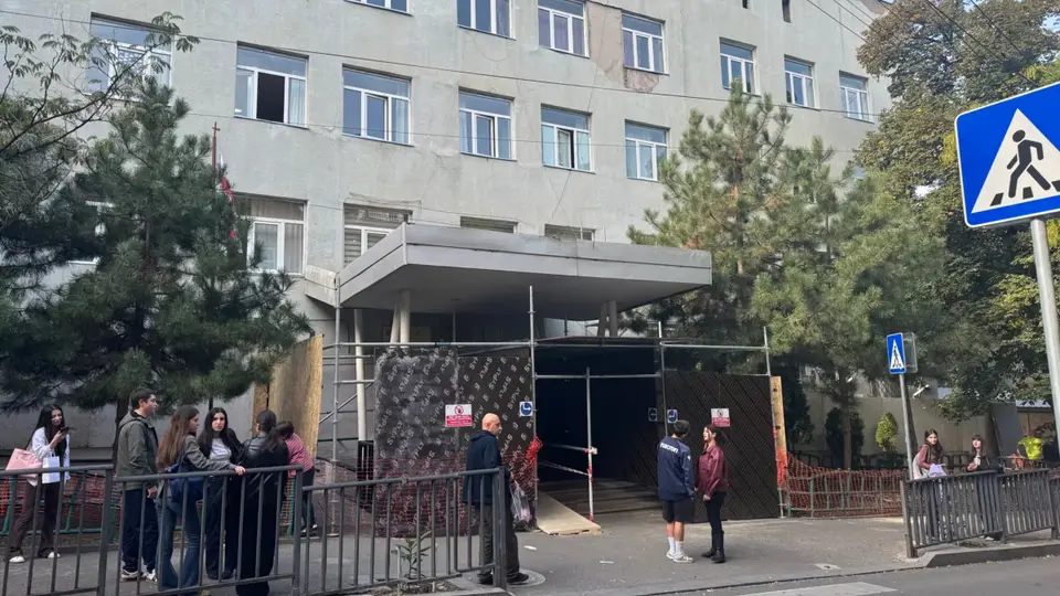 დამოუკიდებელი ექსპერტის შეფასებით, შენობის დემონტაჟის აუცილებლობა არ დასტურდება - 21-ე სკოლის მშობლები