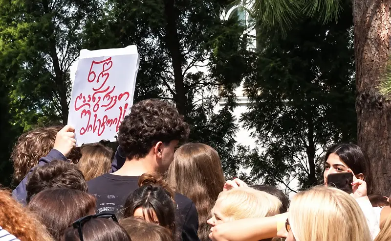 მოსწავლეების მშობლები 21-ე სკოლისთვის ალტერნატიული ექსპერტიზის ჩატარებას ითხოვენ