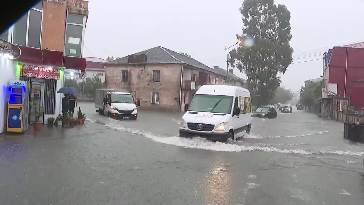 უხვმა ნალექმა ბათუმში ქუჩები და რამდენიმე საცხოვრებელი სახლის ეზოები დატბორა