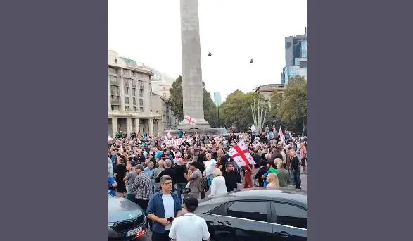 თავისუფლების მოედანზე საპროტესტო აქცია მიმდინარეობს - შეკრებილების განცხადებით, ისინი ე.წ. „არაბული ქალაქების“ მშენებლობას აპროტესტებენ
