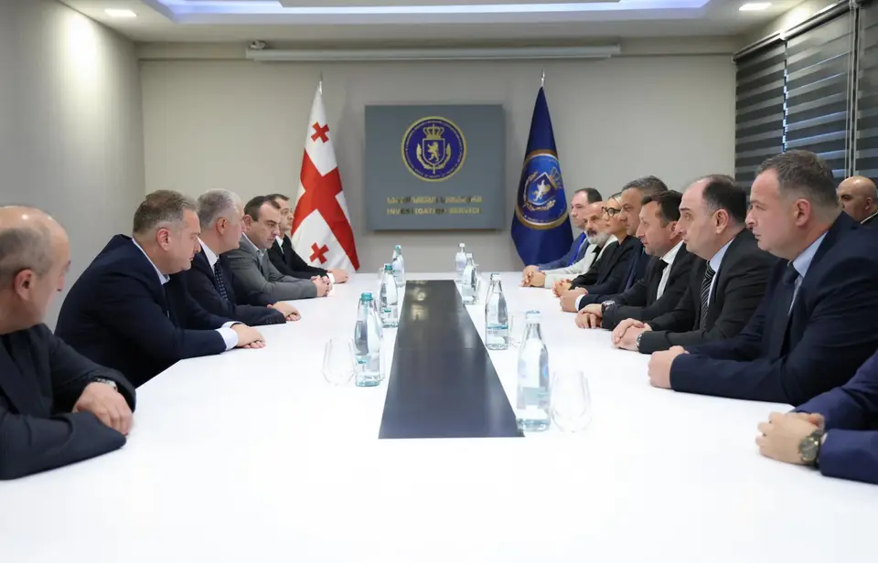 ლაშა ხუციშვილმა საგამოძიებო სამსახურის ახალი ხელმძღვანელი მერაბ გამყრელიძე უწყების თანამშრომლებს წარუდგინა
