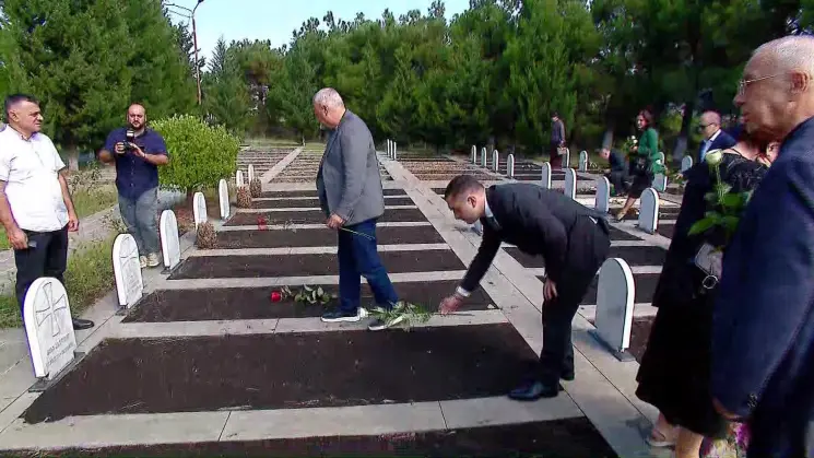 დღეს ბაბუშერის ტრაგედიის დროს დაღუპულებს იხსენებენ - დიღმის ძმათა სასაფლაოზე ვეტერანთა საქმეთა სახელმწიფო სამსახურის ხელმძღვანელი და აფხაზეთის მთავრობის თავმჯდომარე იმყოფებოდნენ