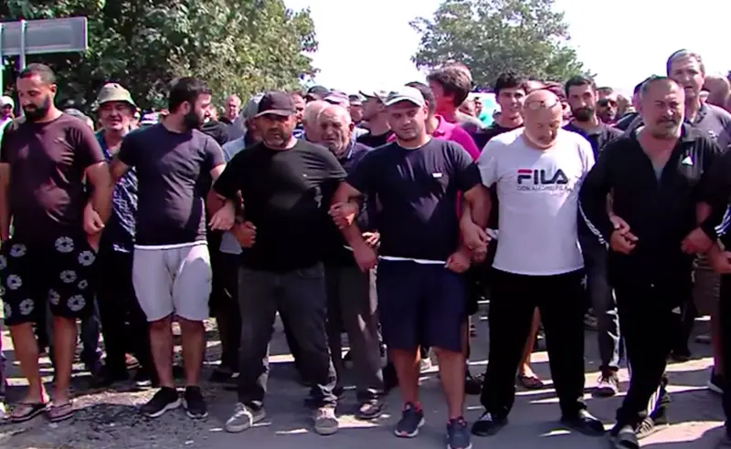 ველისციხეში მევენახეებმა ცენტრალური გზა გადაკეტეს