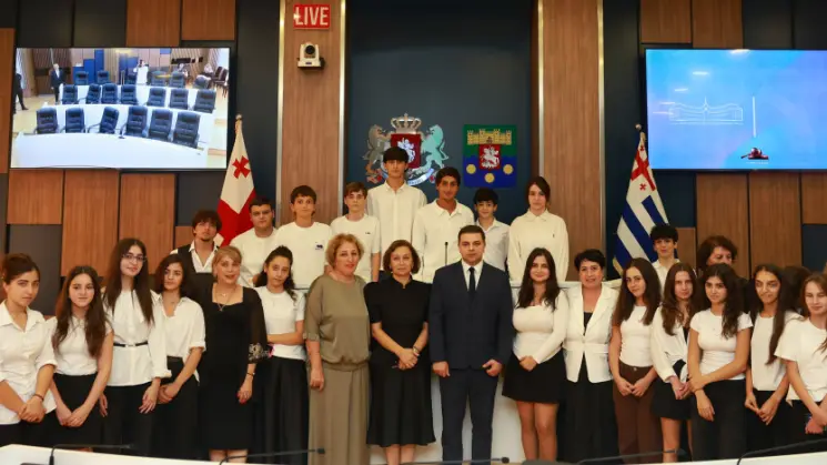 ცოტნე ანანიძე: ახალგაზრდებთან ურთიერთობა, მათთან პირდაპირი დიალოგი ჩვენთვის ყოველთვის მნიშვნელოვანია. სწორედ ასეთი ინტერაქციული შეხვედრები ეხმარება მომავალ თაობას, უკეთ გაიაზროს საკუთარი როლი სახელმწიფოებრივ პროცესებში