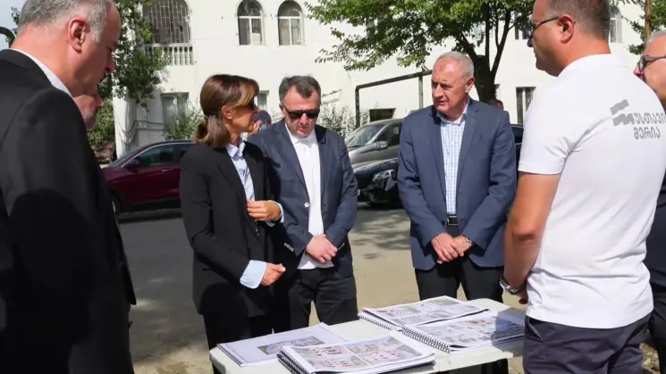 რუსთავში ისტორიული უბნების რესტავრაციის ფარგლებში, რუსთაველის ქუჩის განახლება აქტიურად გრძელდება
