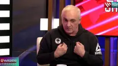 “დღეს გავიგე, რომ ამ შვიდ ჩა**რილ TV-იმედის შვიდივე ,,ტიტუშკას’’ ადვოკატი აუყვანია და მე შემომითვალეს, აღიაროს ელიზბარაშვილმა, რომ ჩვენ დაგვემუქრა ,, ჩაგვა******ა’’ და საჩივარს უკან გავიტანთო” – თამაზ ელიზბარაშვილი